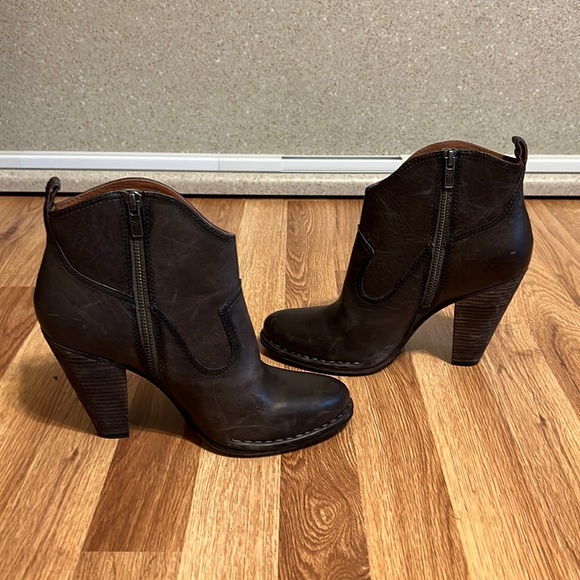 Gently Used Frye Madeline Short - Picture 5 of 7